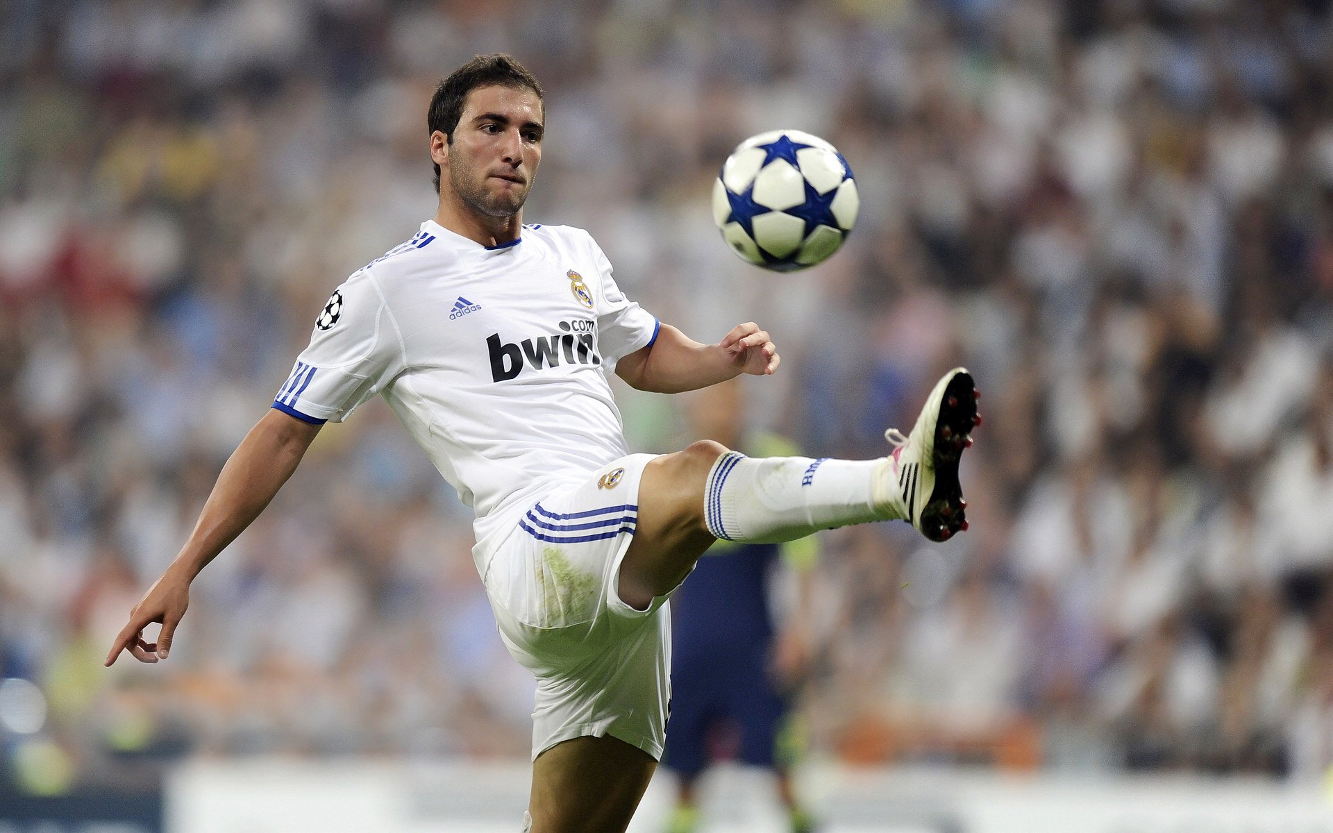 当F1引擎轰鸣时，他正用数据统治绿茵场，巴斯托尼的争冠之夜