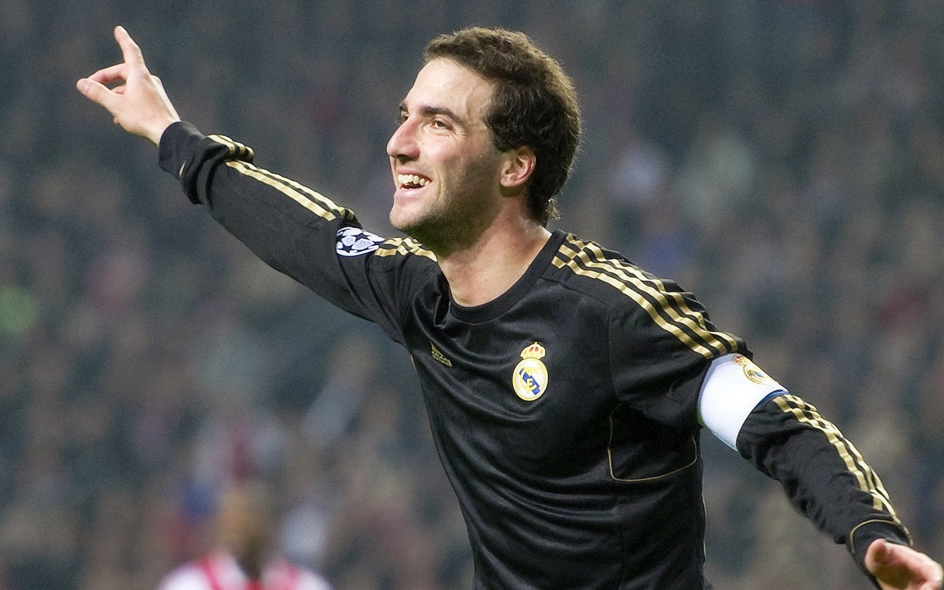 阿拉巴，绿茵交响的沉默指挥家